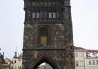 Карлов мост в городе Прага в Чехии. Староместская башня