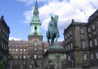 Замок Кристианборг в городе Копенгаген в Дании. Памятник королю Кристиану IX