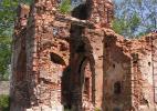 Разрушенная церковь, найденная внутри крепости.
