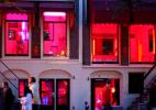 Квартал красных фонарей в городе Амстердаме в Нидерландах