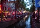 Квартал красных фонарей в городе Амстердаме в Нидерландах