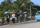 спасаясь от солнца, на улицах Луангпхабанга, Лаос