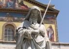 Базилика Сан-Паоло-фуори-ле-Мура в городе Рим в Италии. Статуя Святого Павла