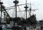 Старый корабль в порту Генуи